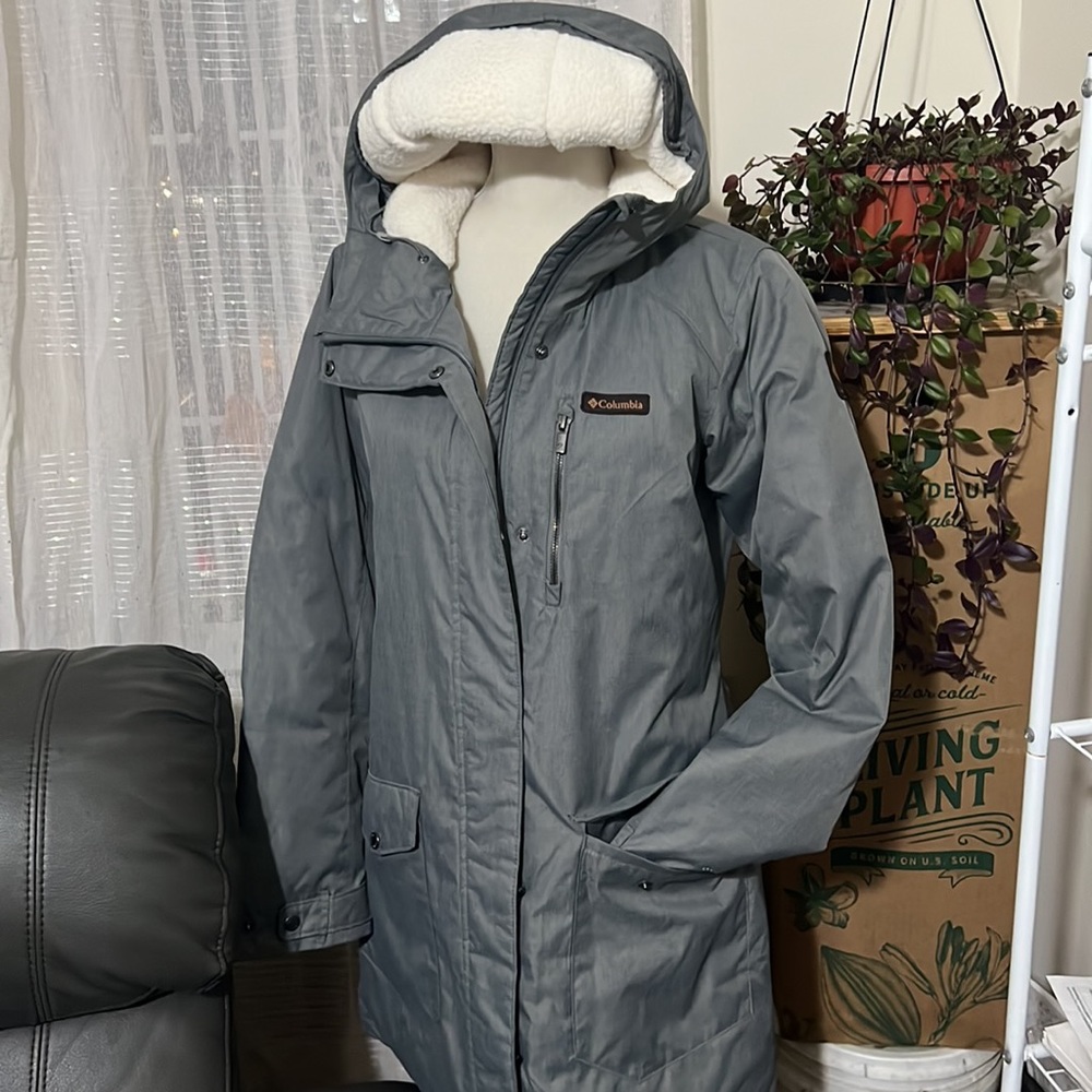 Brand new winter coat brand is Colombia Sportswear Company size M color gray